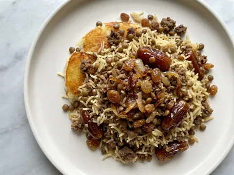 أرز العدس بالتمر والزبيب (عدس بلو)
