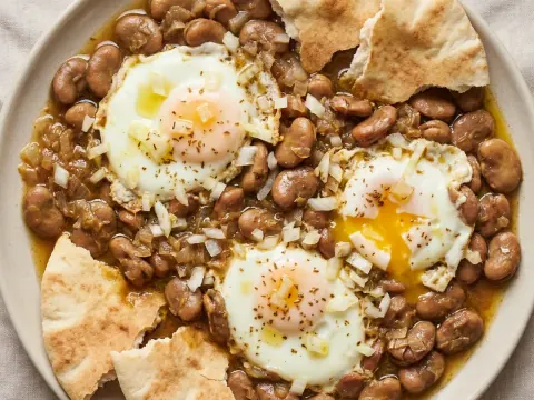 باقلاء بالدهن العراقيّة (فول عريض مسلوق بالبصل والبيض)