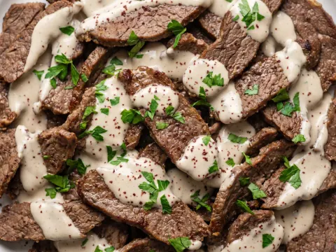 شاورما اللحم بصوص الطحينة