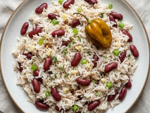 الأرز والفاصولياء الكاريبيّ بحليب جوز الهند
