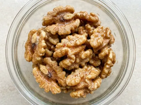 الجوز المحمّص بالقرفة والعسل الخفيف