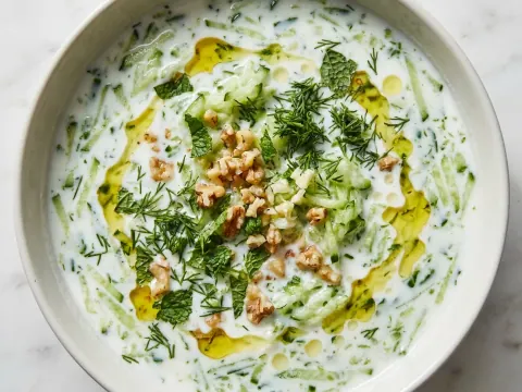 شوربة الخيار والزبادي الباردة (تاراتور)