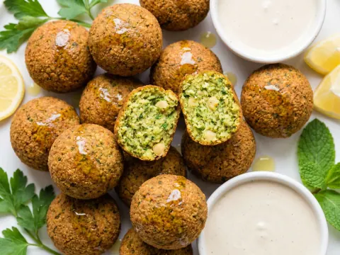 الفلافل منزليّاً (مع خيار الخبز)
