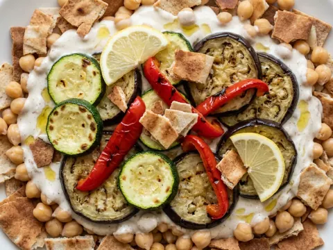 فتة حمص بالخضار المشويّة