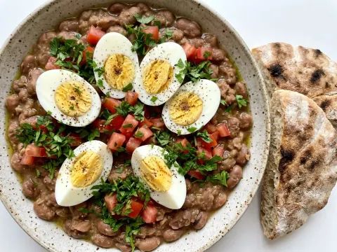 فول بالبيض المسلوق والكمّون