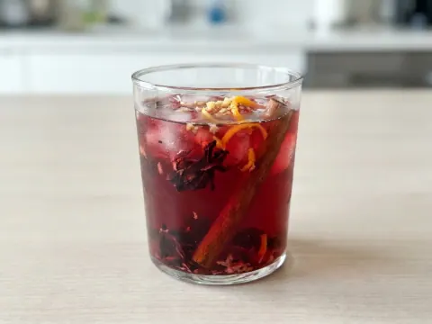 شاي الكركديه الأخضر المثلّج
