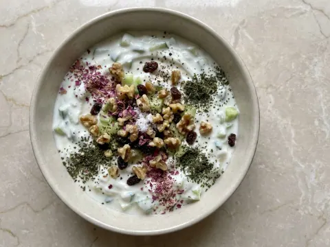 الزبادي بالخيار والجوز والزبيب (ماست و خيار)