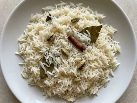 الأرز الأبيض المفلفل بالهيل والسمن
