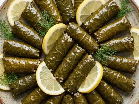 ورق العنب بالأرزّ (يالنجي)