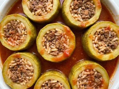 محشي كوسا بصلصة الطماطم
